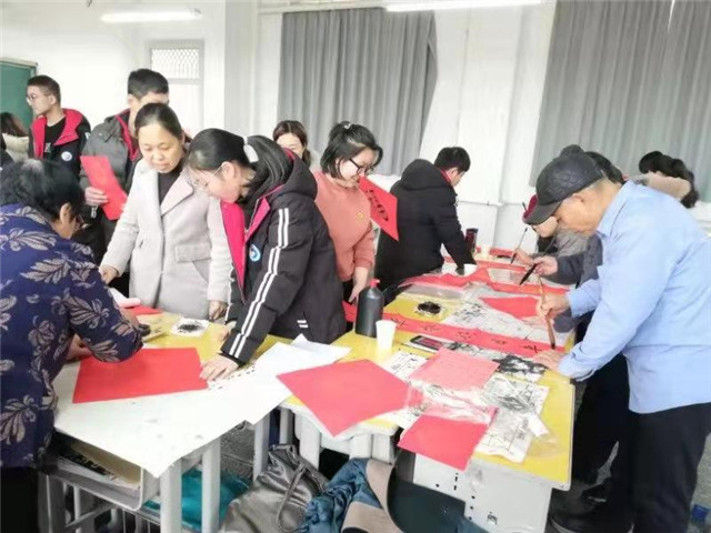 “刘氏书法”到市八中送春联