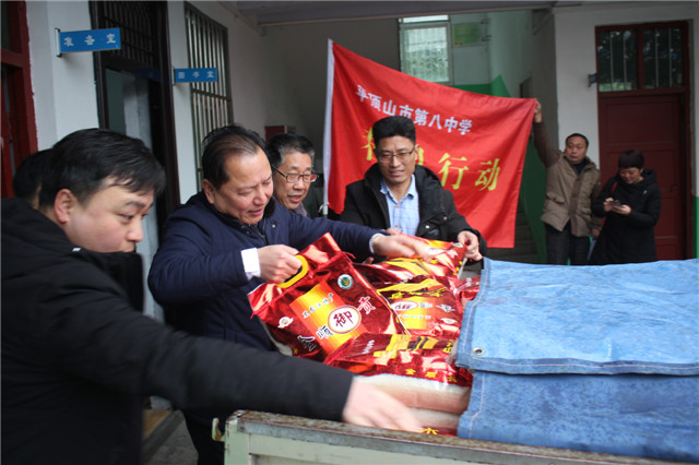 市八中赴叶县回民中学开展慰问活动