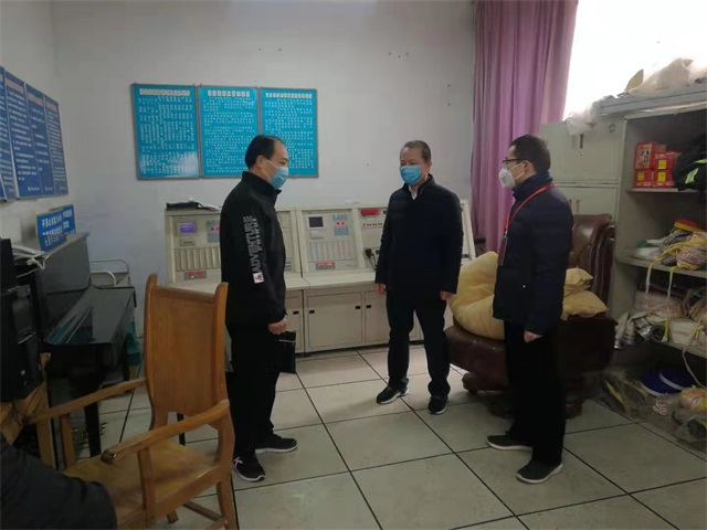 市教体局党组成员、副调研员李俊峰同志到我校检查指导疫情防控工作