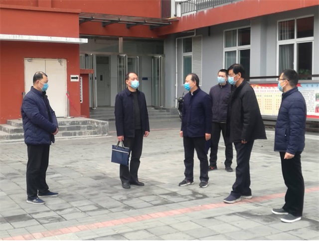 市教体局党组成员、副调研员李俊峰同志一行三人到八中检查指导疫情防控工作