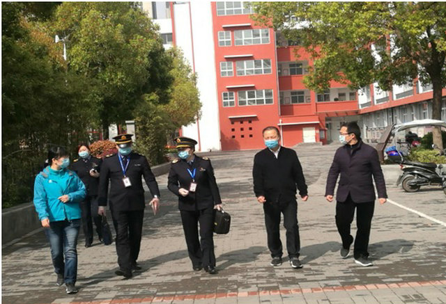 市卫生计生监督局段福花科长一行三人到市八中检查指导疫情防控工作