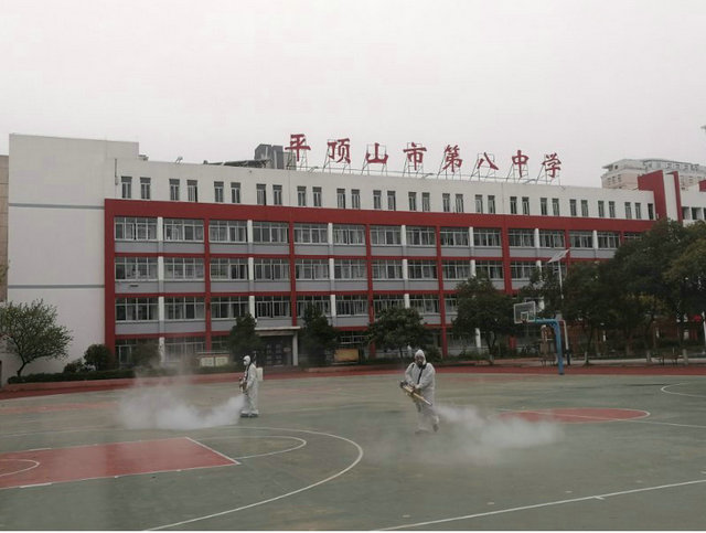 青青校园全面消毒 迎接师生返校开课 ——市八中进行校园全面消杀工作