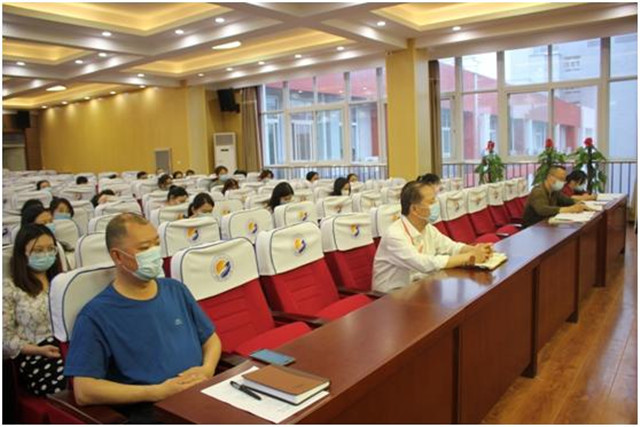 细致安排保驾护航 确保师生顺利复学 ——市八中召开七、八年级返校复学工作会议