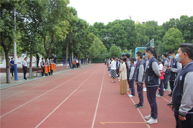 全面恢复教学，书写崭新篇章 ——市八中全体师生举行全面返校复学后首次升旗仪式
