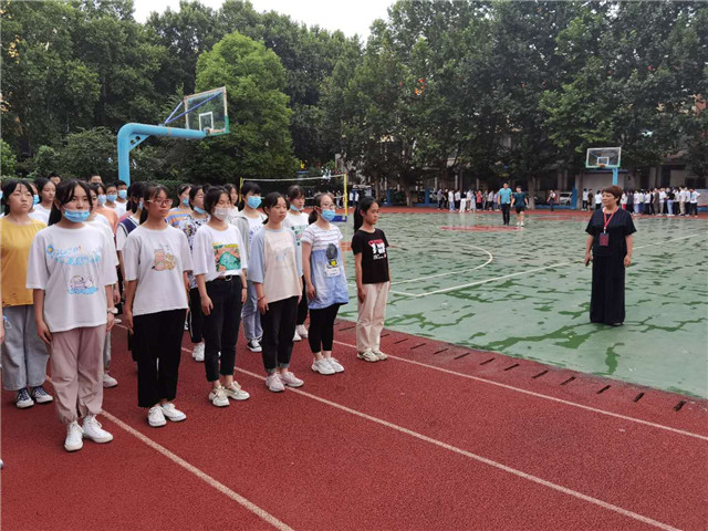 市八中组织高一年级新生开展学前教育