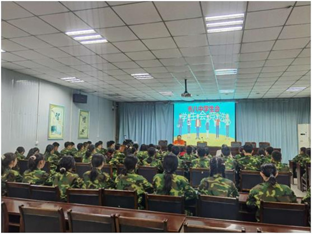 学子“火线”相竞，彰显担当精神 市八中在军训基地开展高一学生会竞选活动