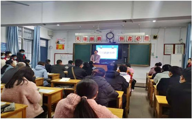 市八中七年级召开期中考试家长会