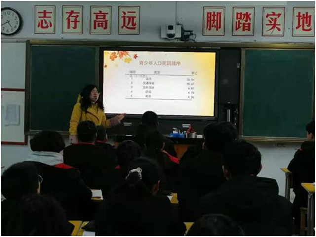 市八中召开“珍爱生命努力学习”主题班会