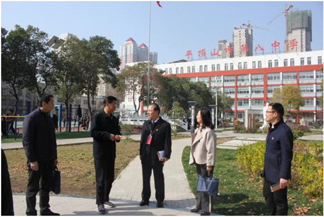 市教育体育局领导到市八中进行开学检查