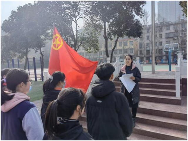 市八中积极召开学习雷锋精神主题团队会