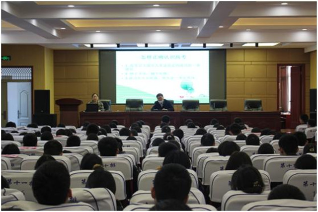心理疏导减压力 轻装上阵试锋芒 市八中举办“科学备考”心理减压专题讲座