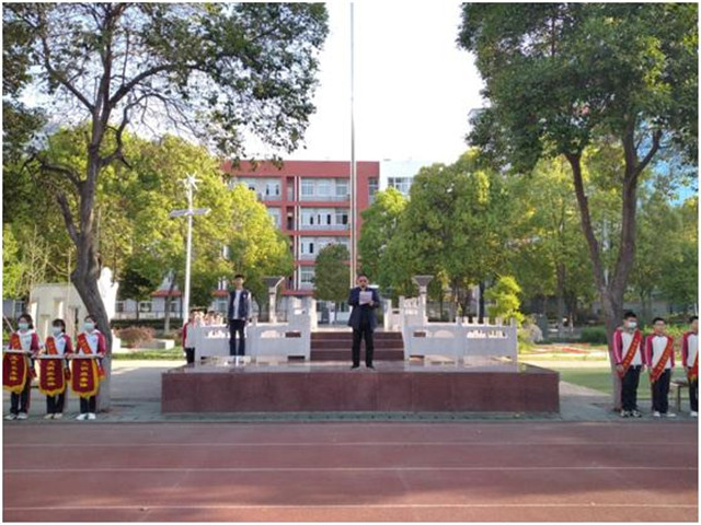 市八中举行“国旗下学党史”活动