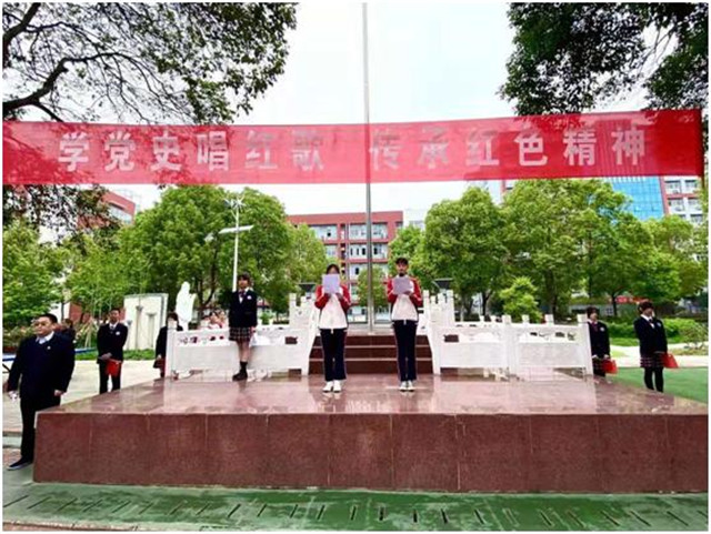 千人唱重温红色经典 学党史赓续红色精神 ——市八中隆重举行“唱红歌学党史传承红色精神” 主题升旗仪式