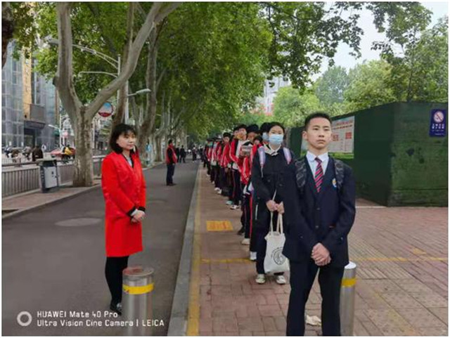 教师护学尽责任  家长学生更安心 ——市八中设立护学岗