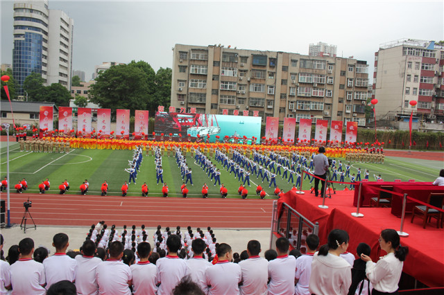 学习百年党史，烛照奋斗征程 ——市八中红色经典组曲展演《社会主义好》