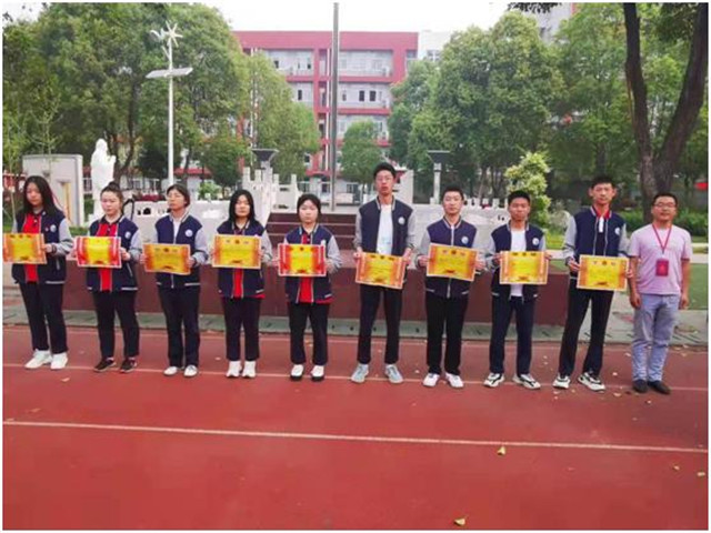 市八中评选四月份文明宿舍并颁奖
