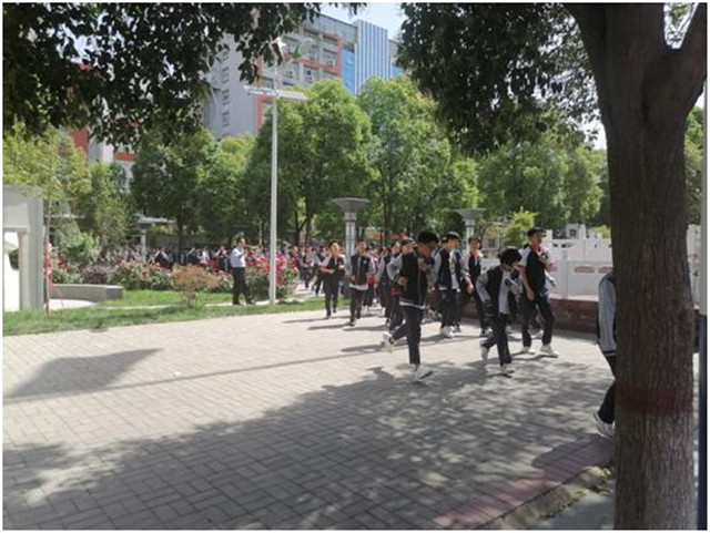 市八中开展消防应急疏散演练