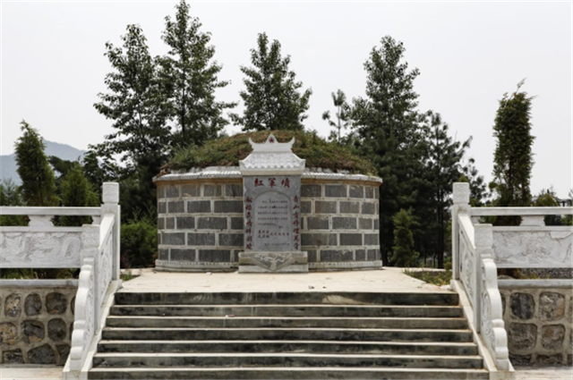 八堡红军坟