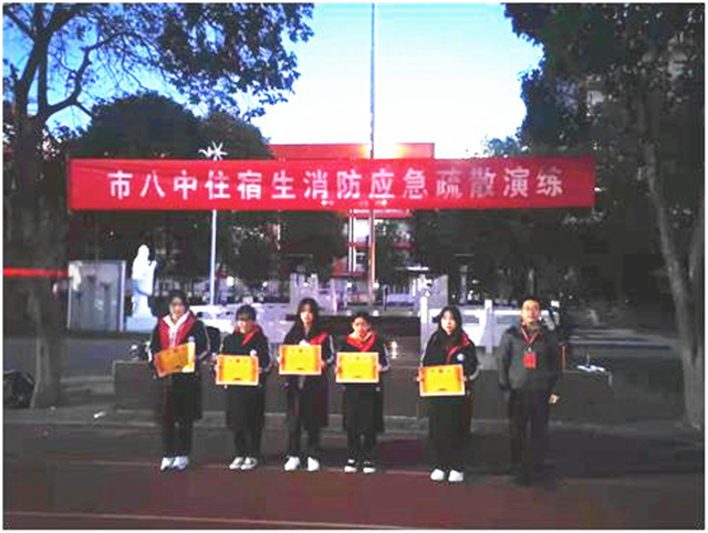 市八中评选十月份文明宿舍并颁奖