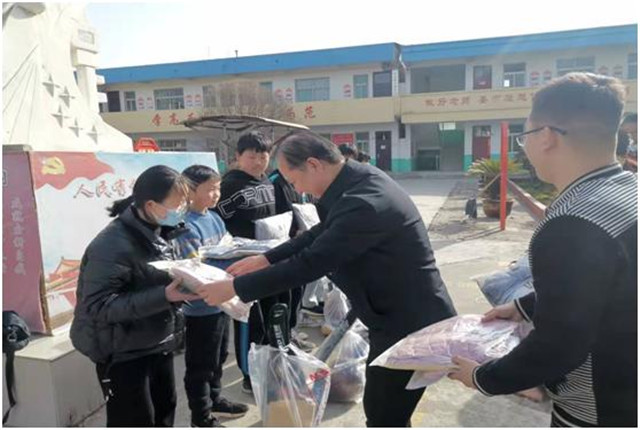 市八中赴叶县回民中学举行春风行动