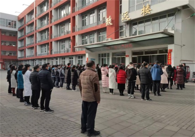 市八中举行春季疫情防控应急演练