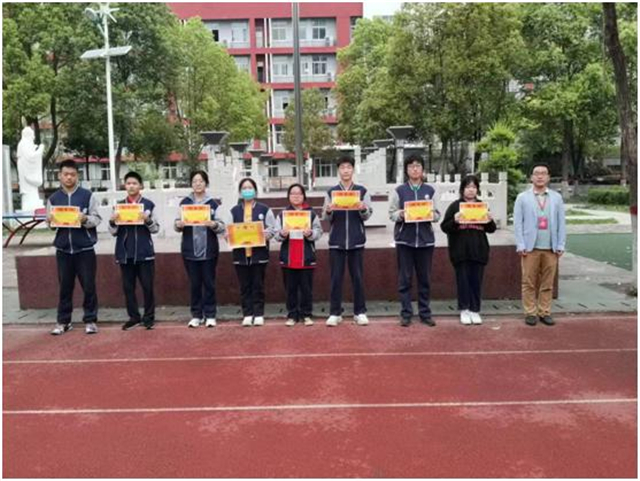 市八中评选三月份文明宿舍并颁奖