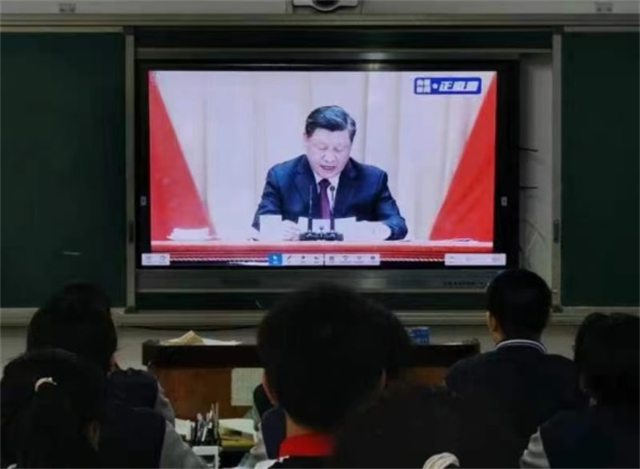 平顶山市第八中学组织学生观看中国共产主义青年团成立100周年大会