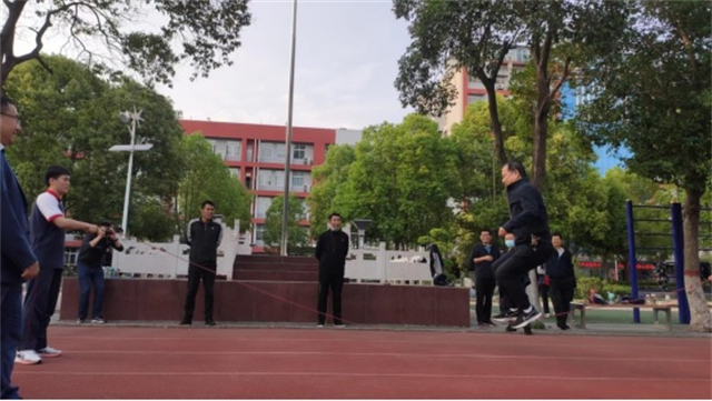 “跳”战疫情，“绳”采飞扬 ——市八中组织在校师生进行跳绳比赛