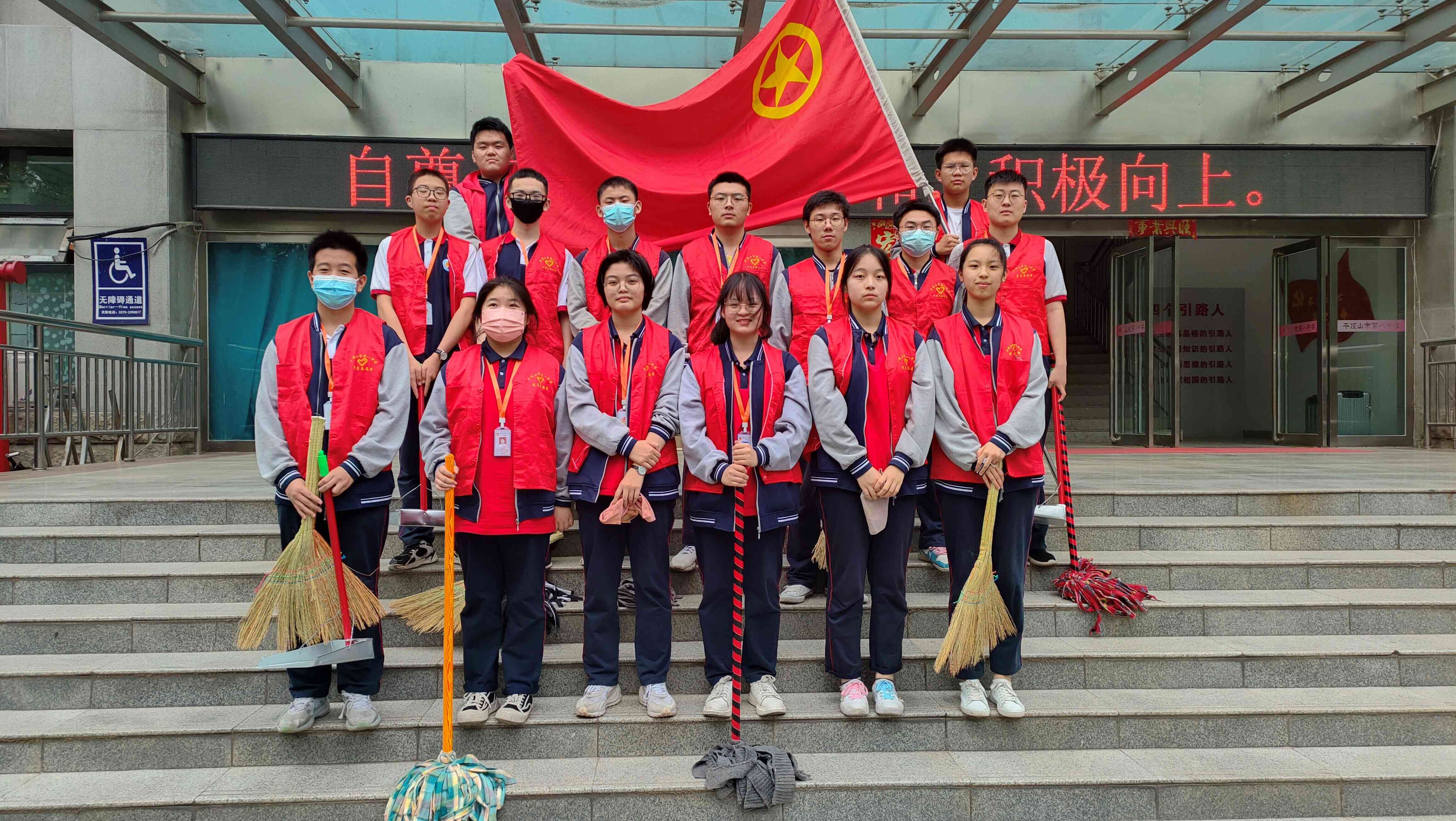 市八中志愿者协会开展 “青春志愿同行 共建美丽校园”志愿服务活动