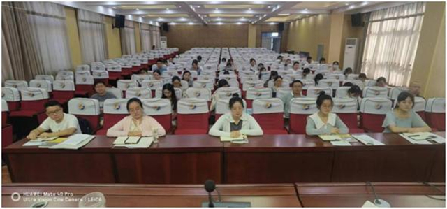 市八中举行班主任培训暨经验交流会