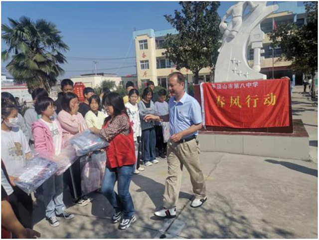 市八中赴叶县回民中学送温暖