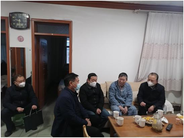 帮扶在行动  寒冬有真情 ——市八中开展“双节”帮扶慰问活动