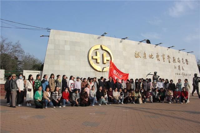 奋进新征程 巾帼绽芳华 ——市八中举行庆“三八”妇女节志愿服务活动