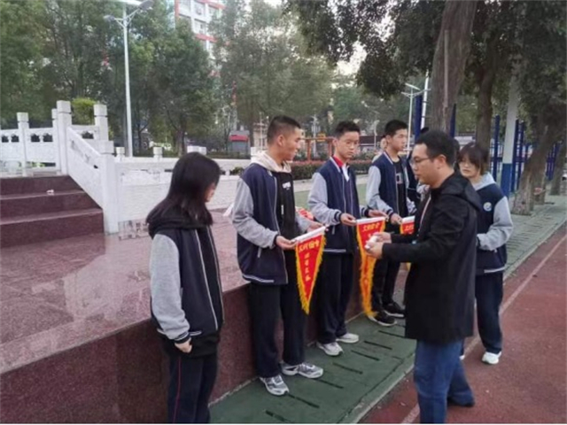 平顶山市第八中学公寓办九月份文明宿舍颁奖