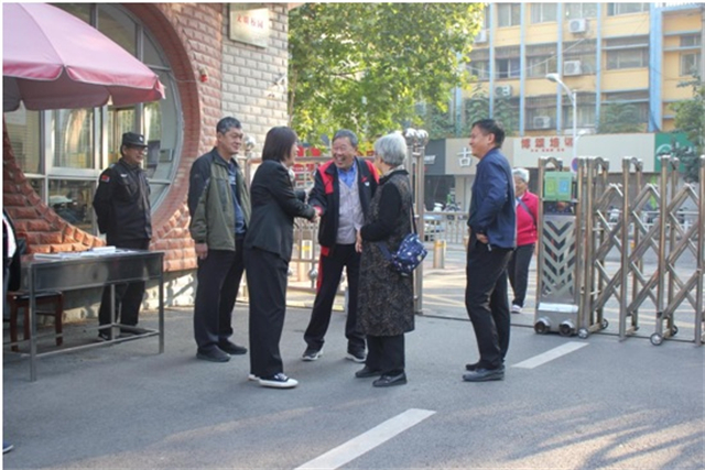 平顶山市第八中学举行重阳节退休教工座谈会