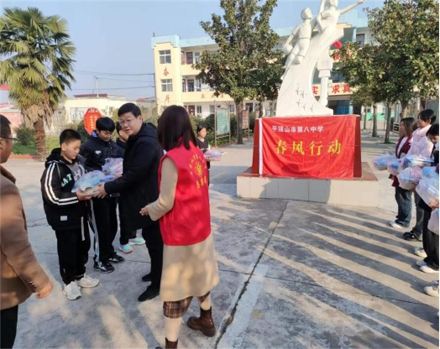 市八中赴叶县马庄回族乡初级中学开展助学行动