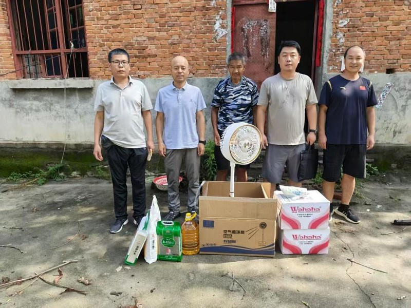 真情帮扶暖人心，走访慰问递关怀