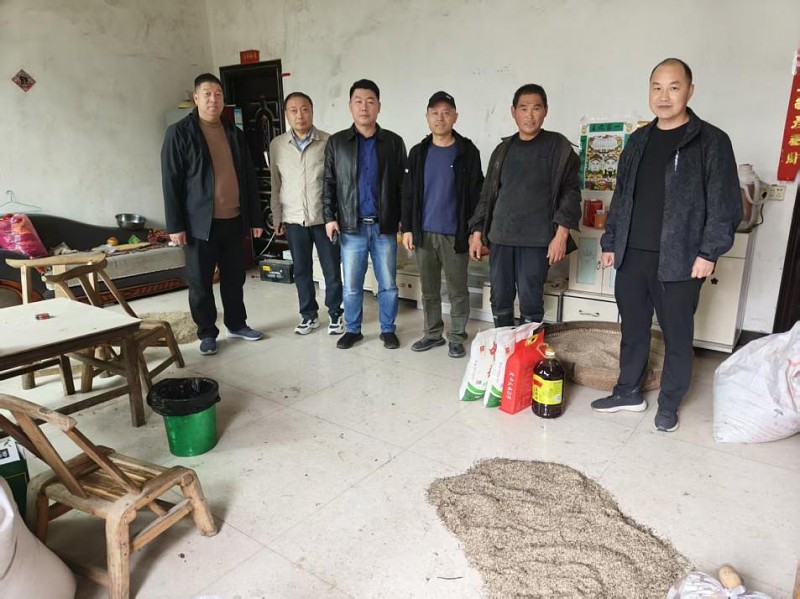 慰问帮扶显真情   秋日关怀暖民心