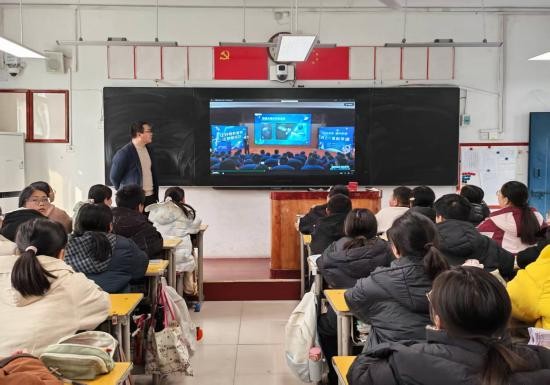 启迪智慧，播种梦想——市八中组织学生同上一堂科学课