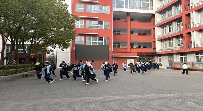 “强化应急意识，提升避险能力” 平顶山市第八中学校举行地震应急避险疏散演练