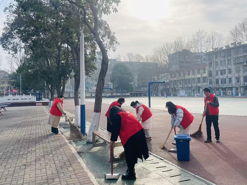 情暖校园迎新春 党员志愿显担当 ——市八中党员志愿者开展清扫校园贴春联活动