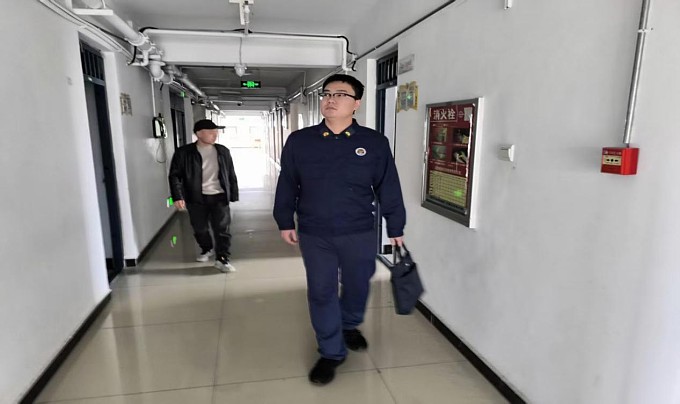 校消联动除隐患 平安校园共守护——市八中联合新华消防大队开展校园及周边消防安全大排查